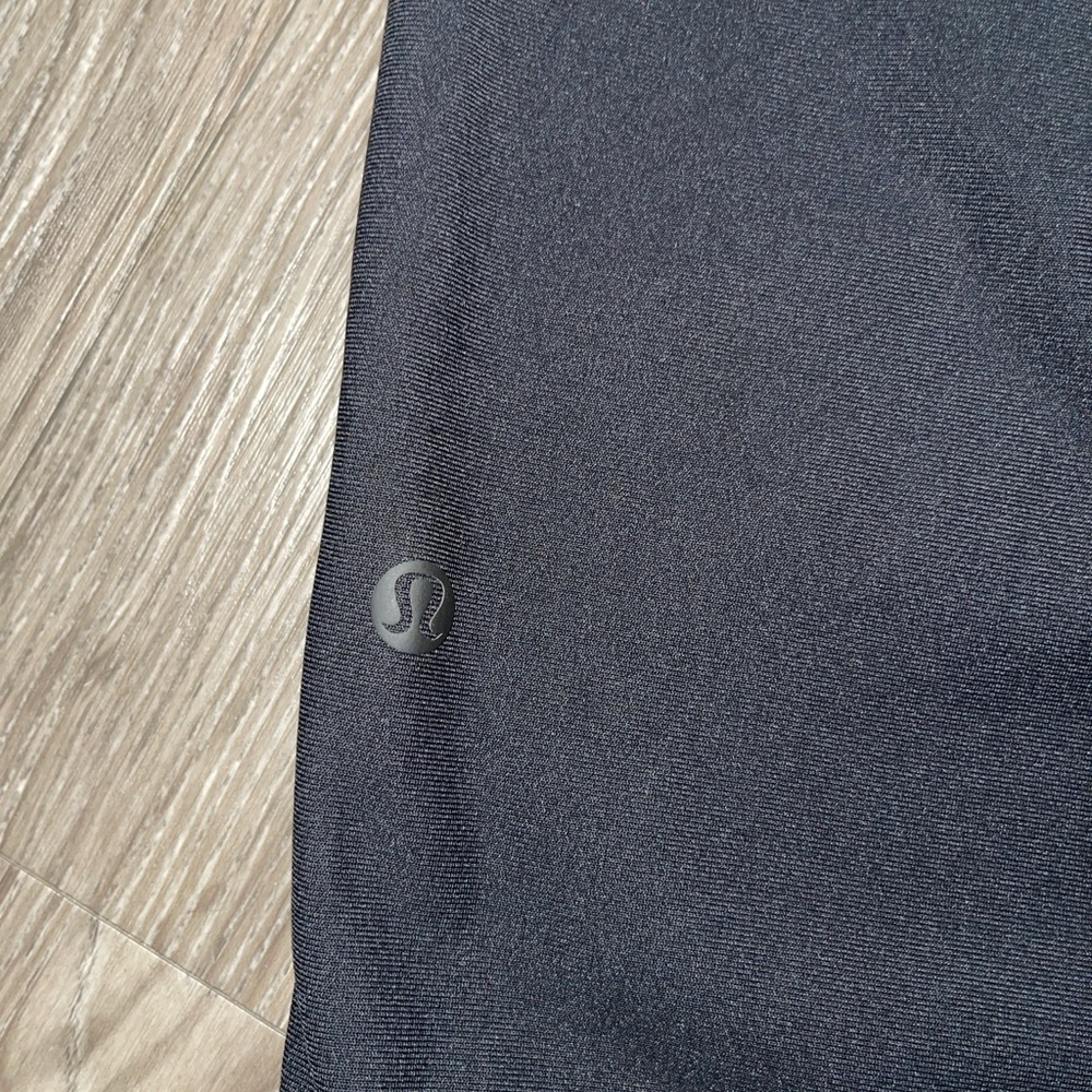 lululemon athletica Black and Tan Men Shorts Flat Front - Picture 10 of 13